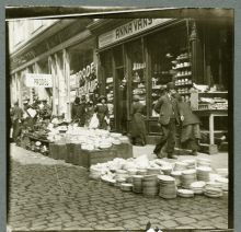 Pohled na trhy v Dřevěné ulici. Zdroj: Archiv města Plzně, Místopisná sbírka Ladislava Lábka, kart. 25.