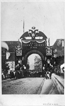 Slavnostní brána při uvítání císaře Františka Josefa I. Zdroj: Archiv města Plzně, Sbírka negativů, i. č. N 2126, sign. a55.