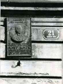 Pamětní deska Josefa Kotka, foto Tomáš Jochec. Zdroj: Archiv města Plzně, Sbírka fotografií, i. č. O 17 923.