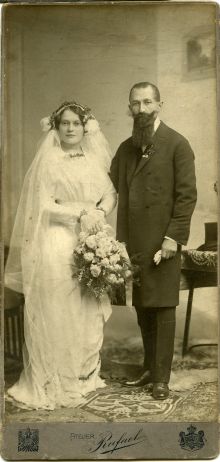 Svatební fotografie Emanuela a Františky Velebilových, 1913. Zdroj: Archiv města Plzně, Velebil Emanuel, sign. LP 2920, i. č. O 41460.