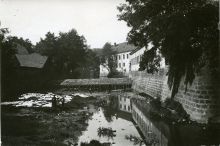 Pohled na Mlýnskou strouhu kolem roku 1912. Zdroj: Archiv města Plzně, Sbírka rukopisů, sign. rkp. 34b23.
