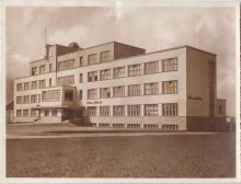Školy na Čapkově náměstí, později gynekologická klinika. Zdroj: Archiv města Plzně, Sbírka fotografií, i. č. O 5522, sign. LP351/27.