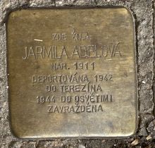 Stolperstein - Adelová Jarmila.  Zdroj: Archiv města Plzně.
