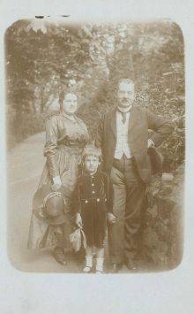 Vilém Mathesius se svojí první manželkou Rosálií a synem Vilémem Jiřím, kolem 1918. Zdroj: Archiv města Plzně, Rodinný archiv Mathesiů, sign. LP 832, i. č. 117.