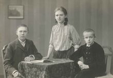 Felix, Marie a Norbert Tauerovi., asi 1908. Zdroj: Archiv města Plzně, Rodinný archiv Tauerů, kart. LP 644, i. č. 126/4.
