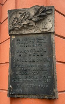pamětní deska: Pamětní deska bratří Špillarů v Plzni